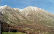 Monte Sevice (a sinistra) e Monte Velino (2486 m.)